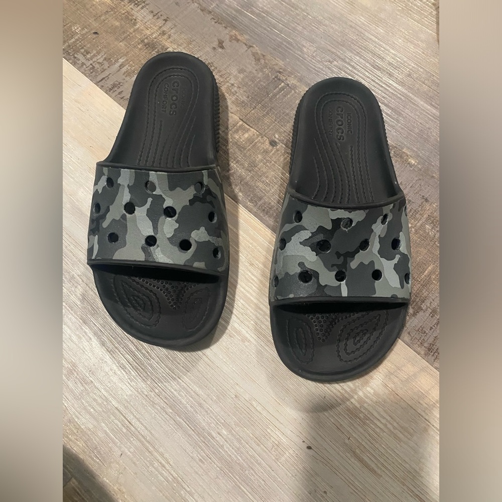 Crocs slides- M6